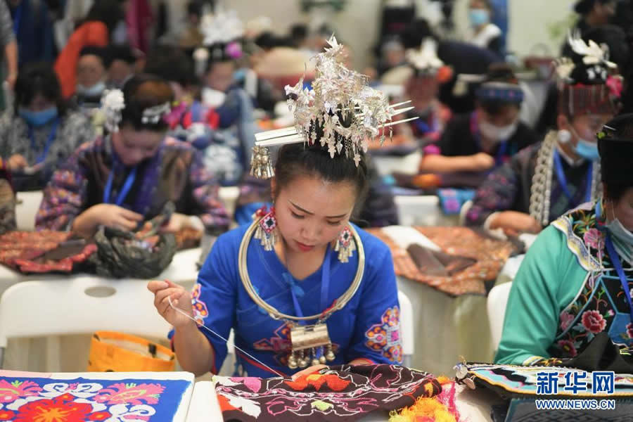 4月23日，參賽選手在貴州省貴陽市的比賽現場展示傳統手工藝。
